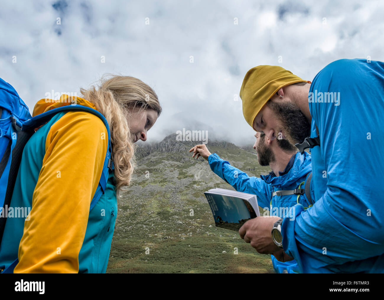 Regno Unito, Lake District, grande Langdale, tre escursioni con guida turistica a Pike of Stickle Foto Stock