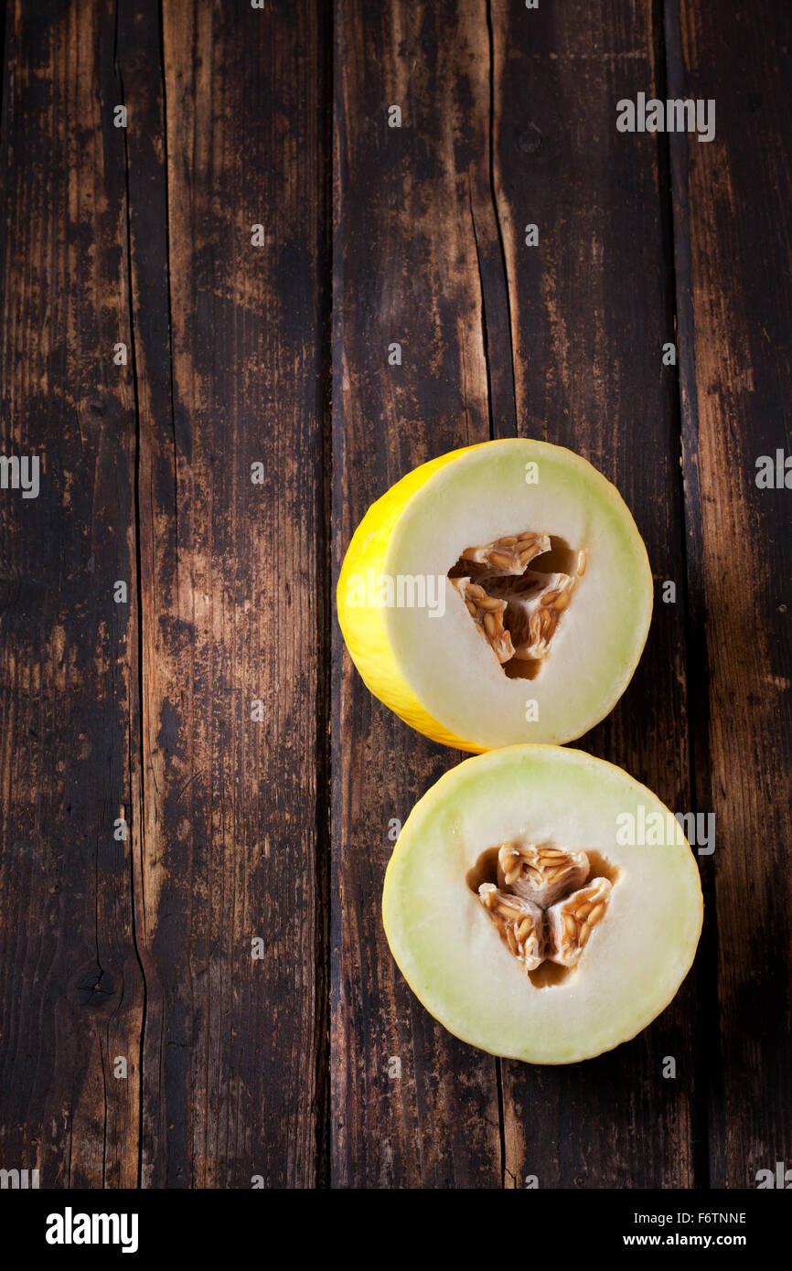 Due metà di melone Honeydew sul legno scuro Foto Stock