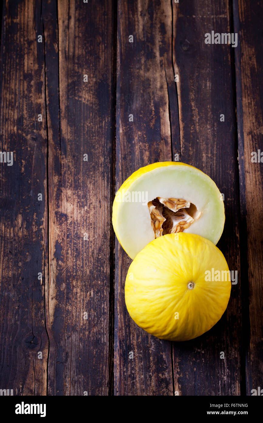 Due metà di melone Honeydew sul legno scuro Foto Stock