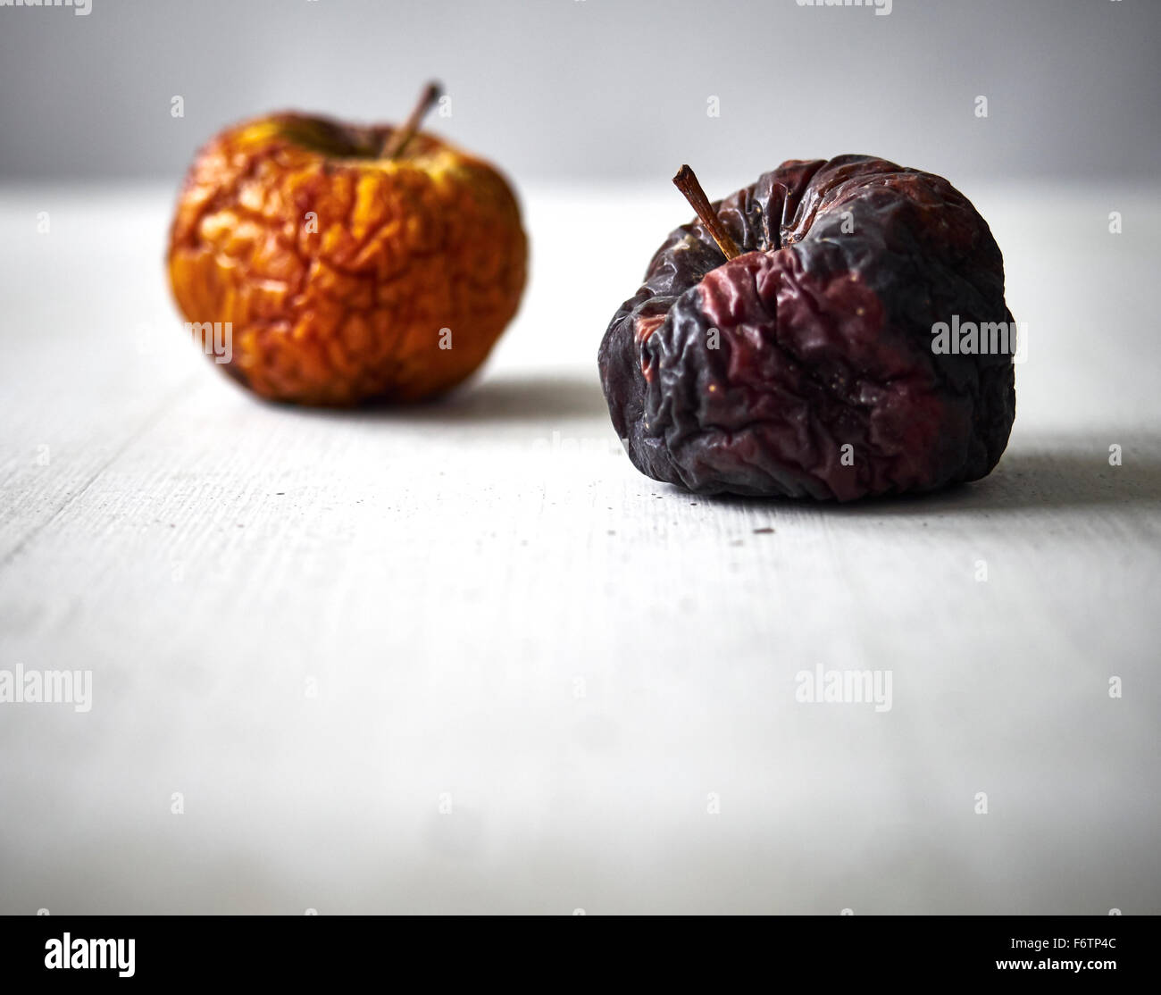 Due mele marce Foto Stock