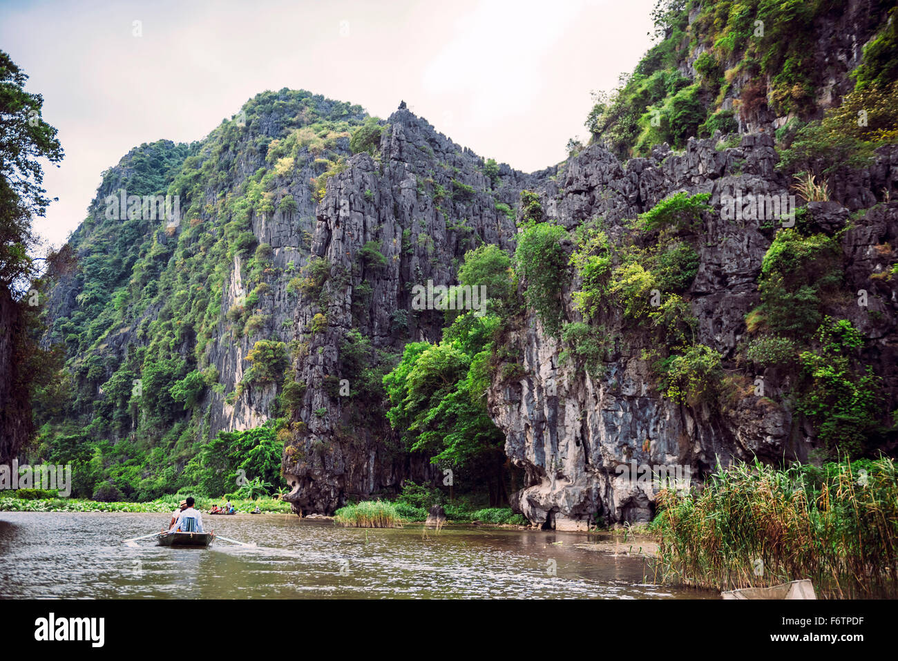 Vietman, Tam Coc, Ninh Binh, persone in barca sul fiume Foto Stock