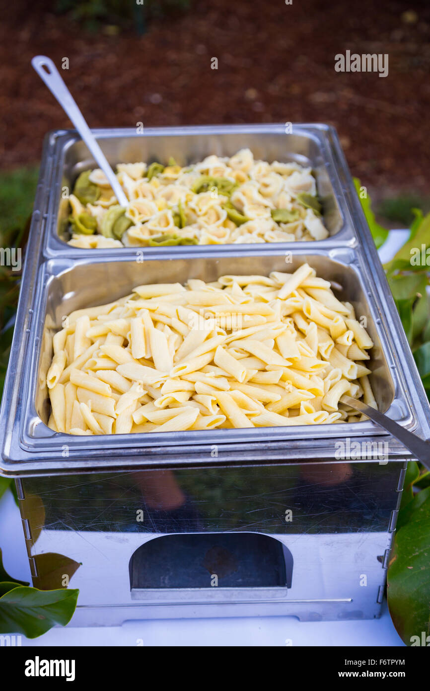 Cena a buffet al ricevimento di nozze include senza glutine pasta per gli ospiti con allergie alimentari. Foto Stock