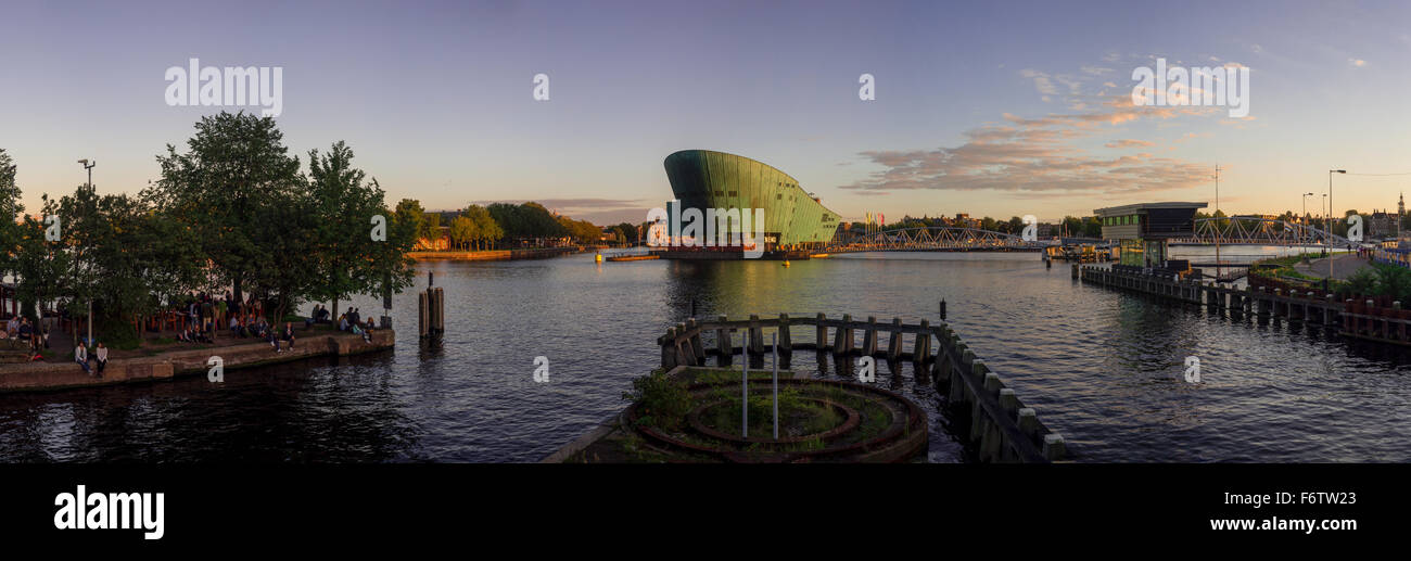 Vista panoramica sul futuristico Science Center NEMO Oosterdok, e due-ponte parte mr. JJ van der Veldebrug in Amsterdam Foto Stock