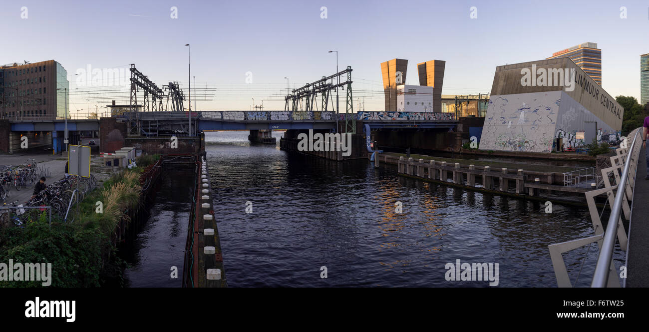 Vista panoramica su Piet Heinkade ponte attraverso il canale Oosterdok al tramonto in Amsterdam (Paesi Bassi) Foto Stock