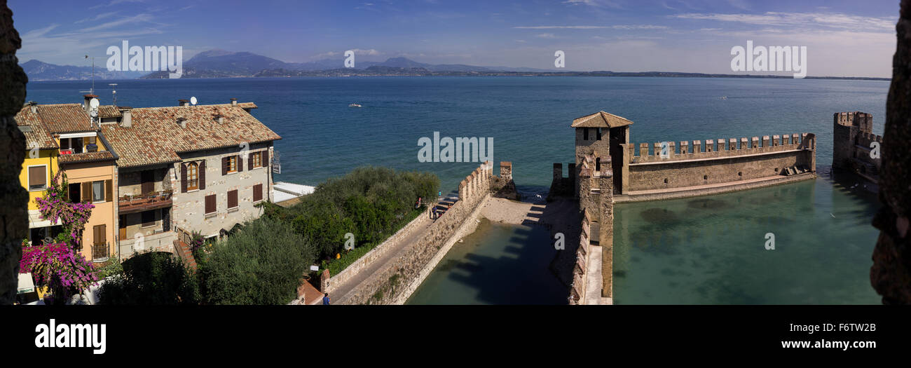 Vista panoramica sul bellissimo lago di Garda e le Alpi italiane dal Castello Scaligero (Italia) in giornata soleggiata con cielo blu chiaro Foto Stock