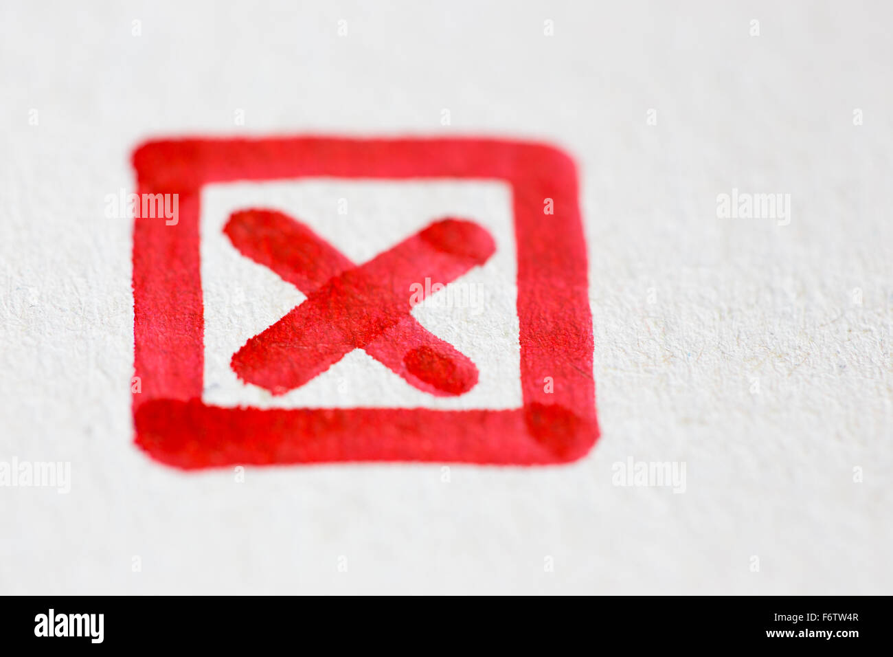 Segno di disegno tick cross nel telaio Foto Stock