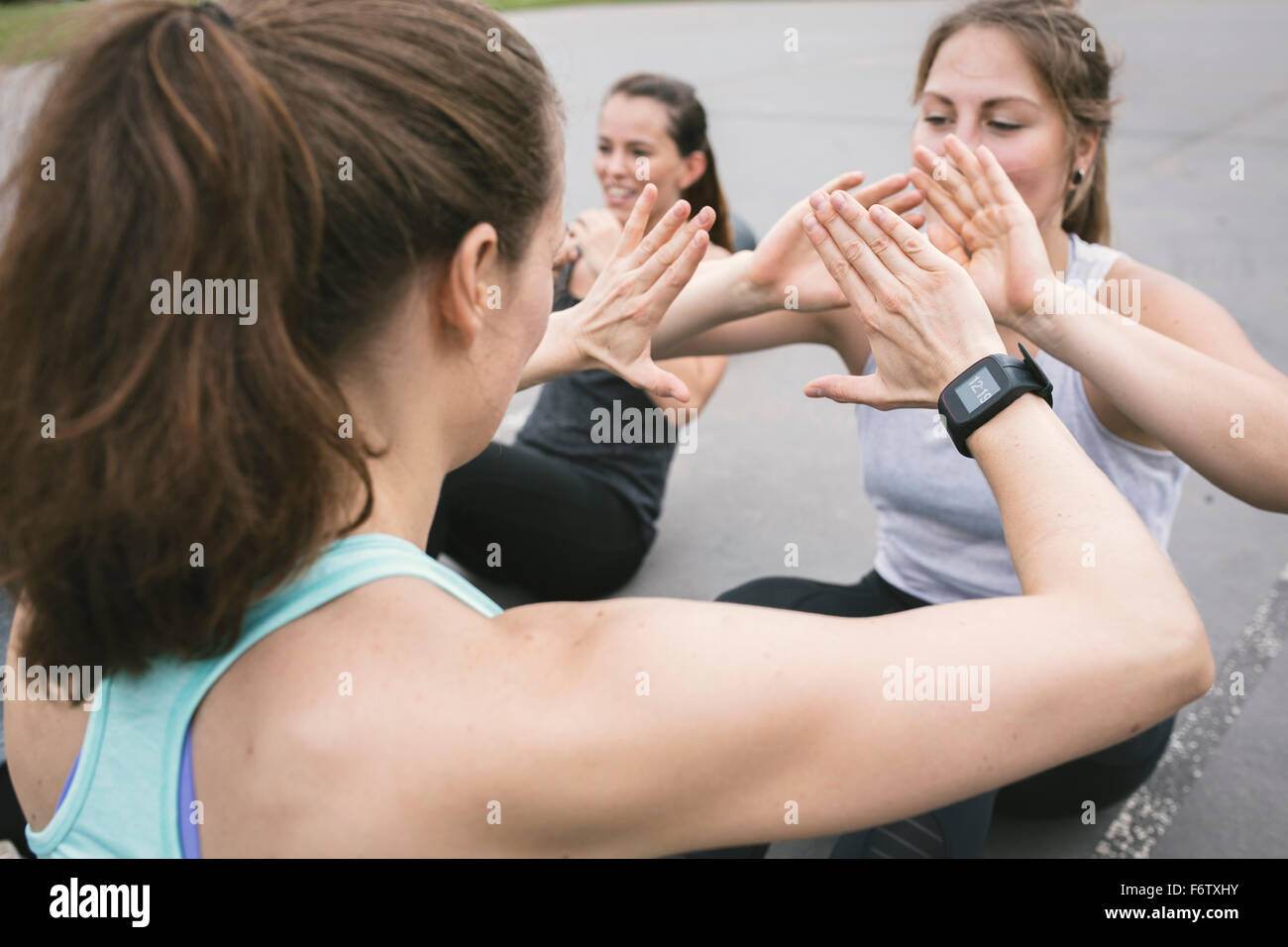 Le donne aventi un esterno di boot camp allenamento Foto Stock