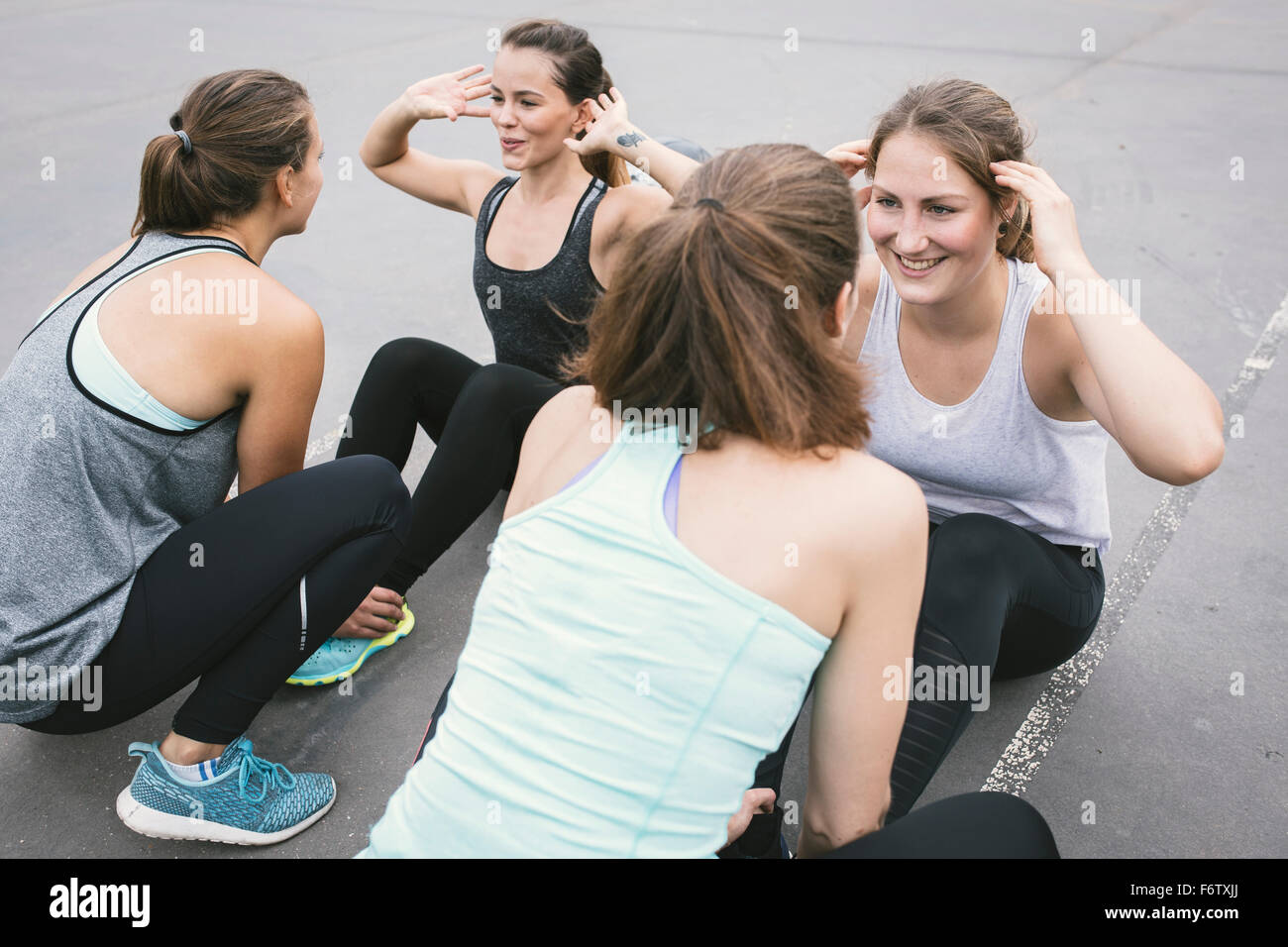 Quattro donne aventi un esterno di boot camp allenamento Foto Stock