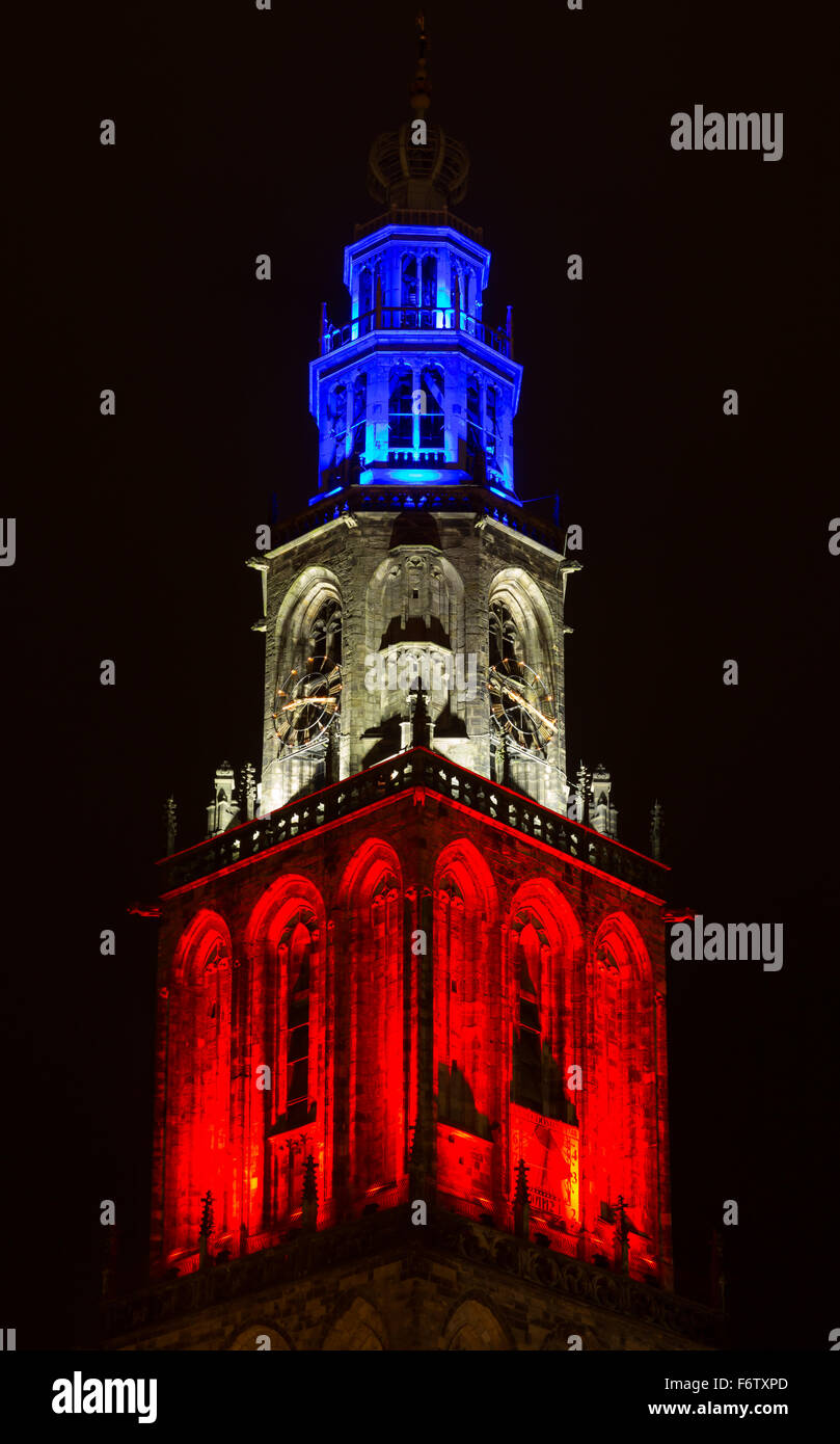 Groningen, Olanda, 16 novembre 2015. Martinitower a Groningen illuminato con il tricolore in una mostra di sostegno per la Francia. Foto Stock