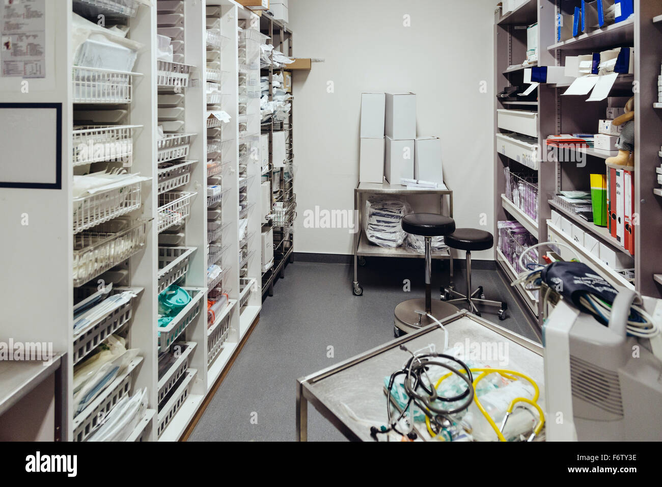 Una stanza sul retro della sala operatoria con strumenti sterili in scaffali per chirurgia Foto Stock