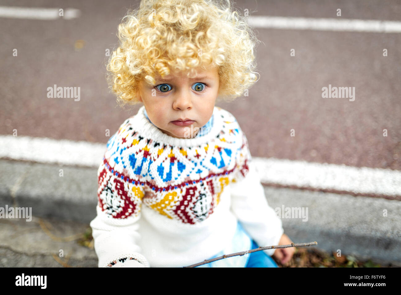 Ritratto di starring blonde ragazzino modellato da indossare pullover a maglia Foto Stock