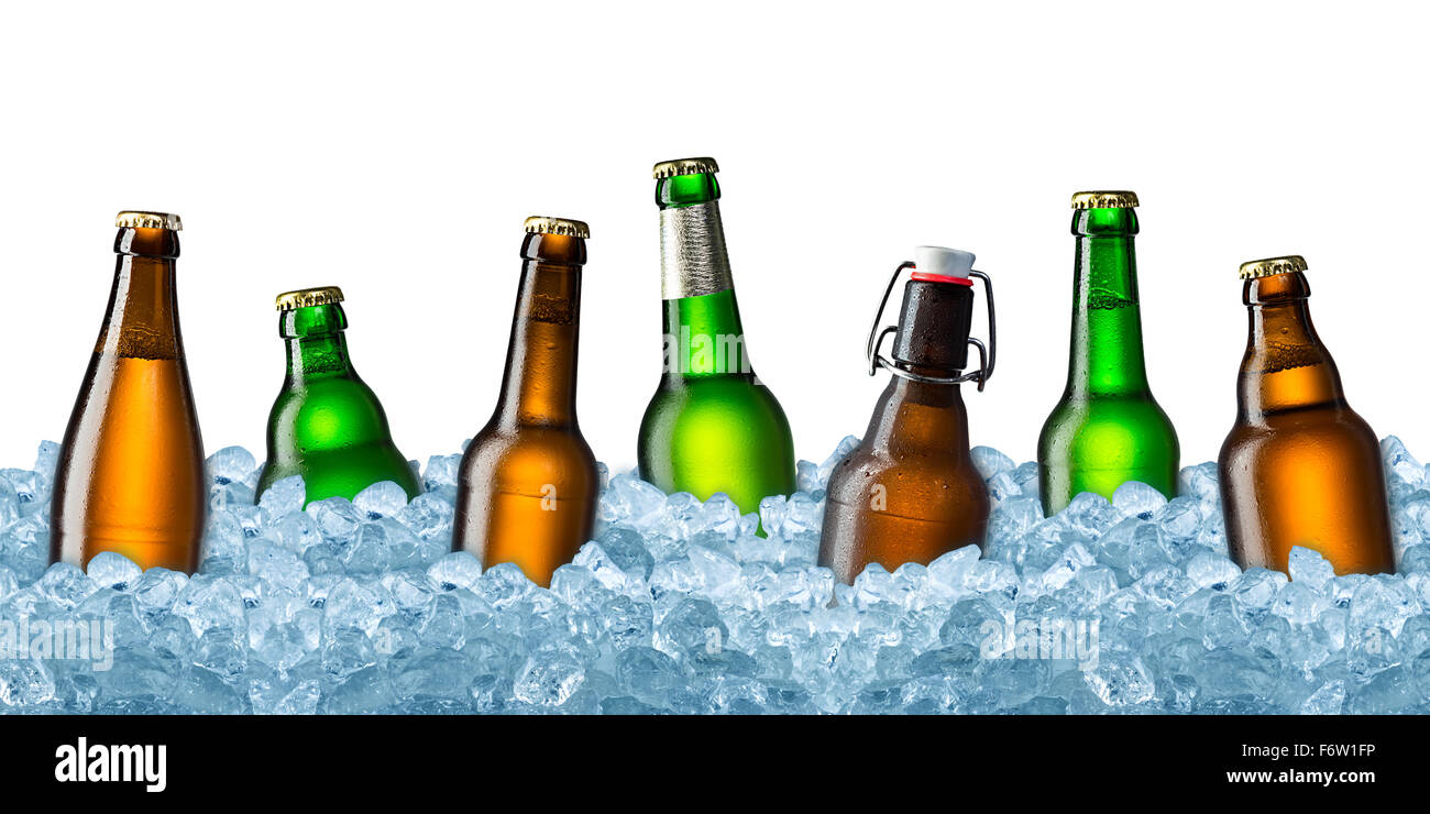 Verde e marrone e le bottiglie di birra su ghiaccio Foto Stock