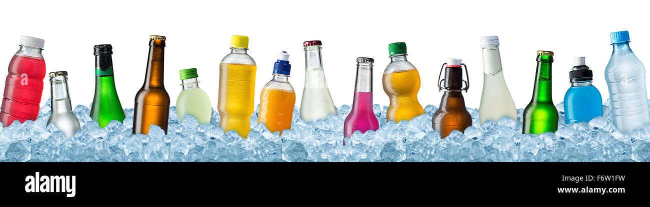 Fila di varie bottiglie per bevande su ghiaccio Foto Stock