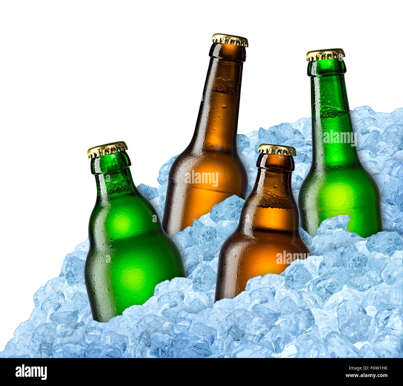 Il blu e il verde bottiglie di birra su ghiaccio Foto Stock