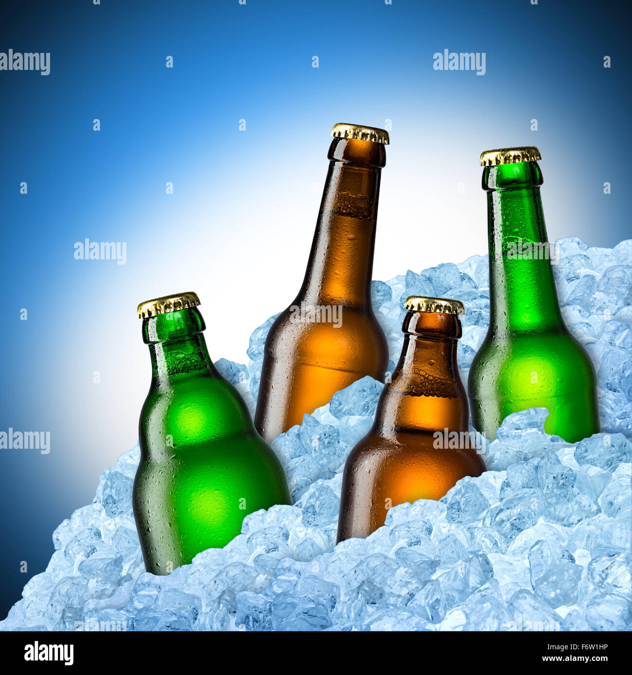 Il blu e il verde bottiglie di birra su ghiaccio Foto Stock