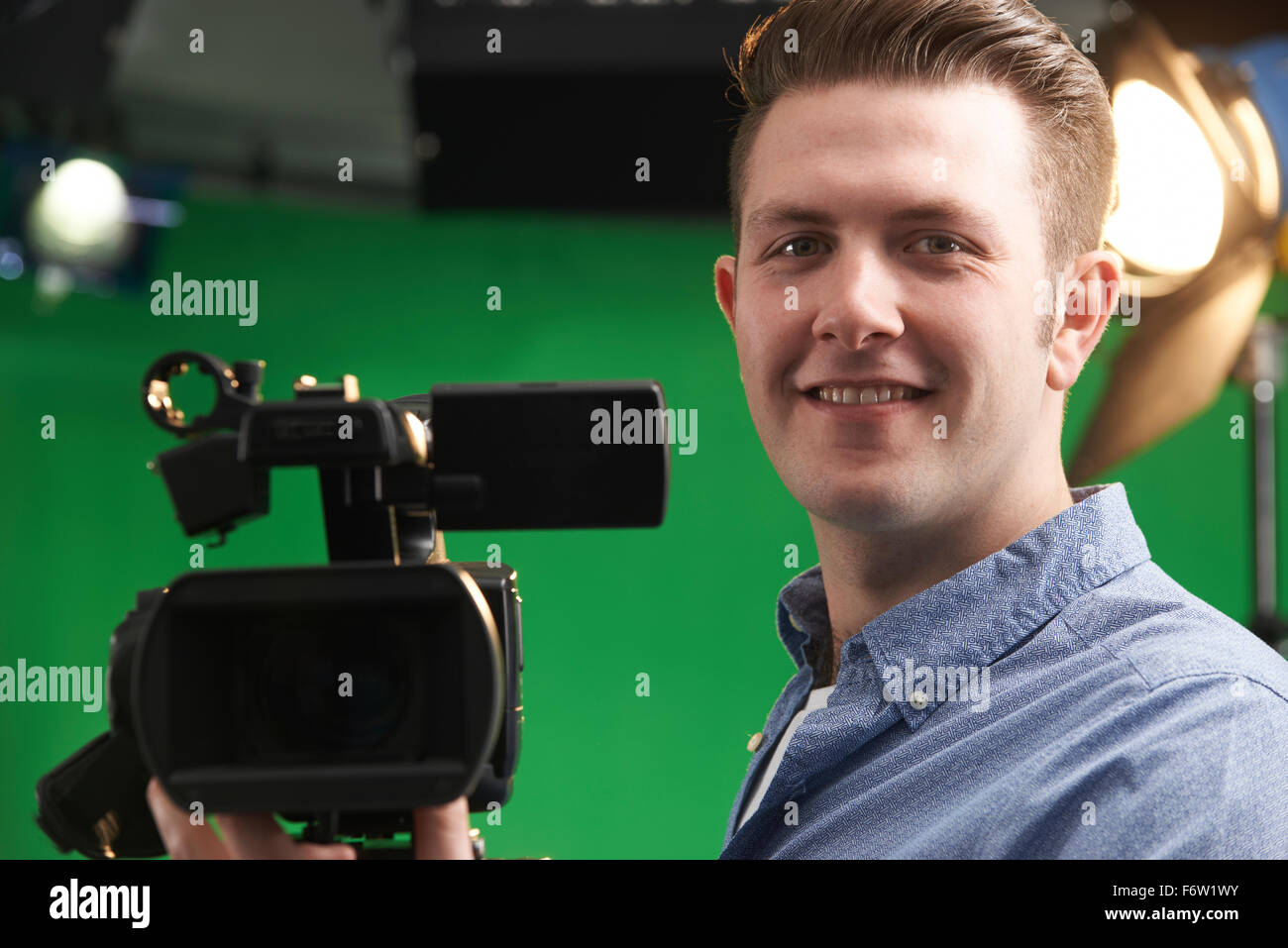 Fotocamera maschio operatore In Studio televisivo Foto Stock