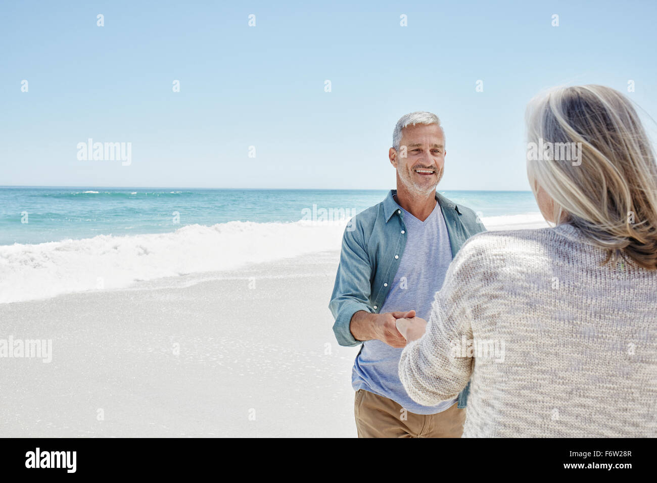 Best agers in spiaggia Foto Stock