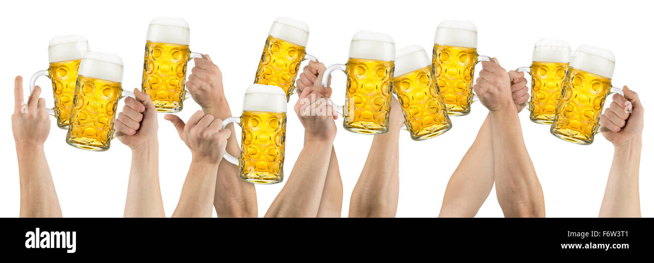 Molte mani in alto tedesco birra Oktoberfest isolati su sfondo bianco Foto Stock