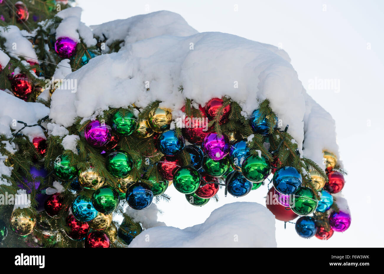 Coloratissima palla di Natale ornamenti su un gigantesco albero di Natale sul Saechselaeutenplatz, al di fuori dell Opernhaus di Zurigo, Svizzera. Foto Stock