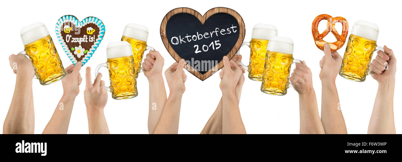 Molte mani azienda tedesca birra Oktoberfest a forma di cuore e di panpepato blackboard su sfondo bianco Foto Stock