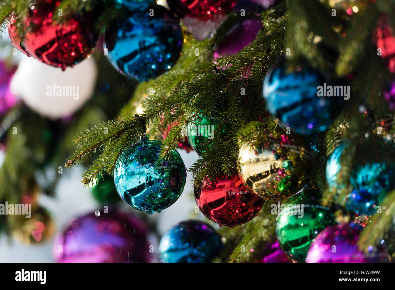 Coloratissima palla di Natale ornamenti su un gigantesco albero di Natale sul Saechselaeutenplatz, al di fuori dell Opernhaus di Zurigo, Svizzera. Foto Stock