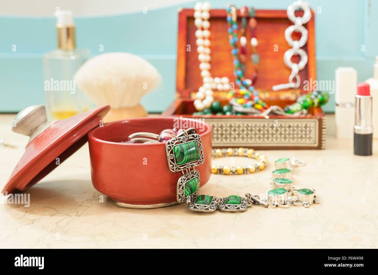 Vista dettagliata del bracciale con agata. Bigiotteria per le donne. Foto Stock