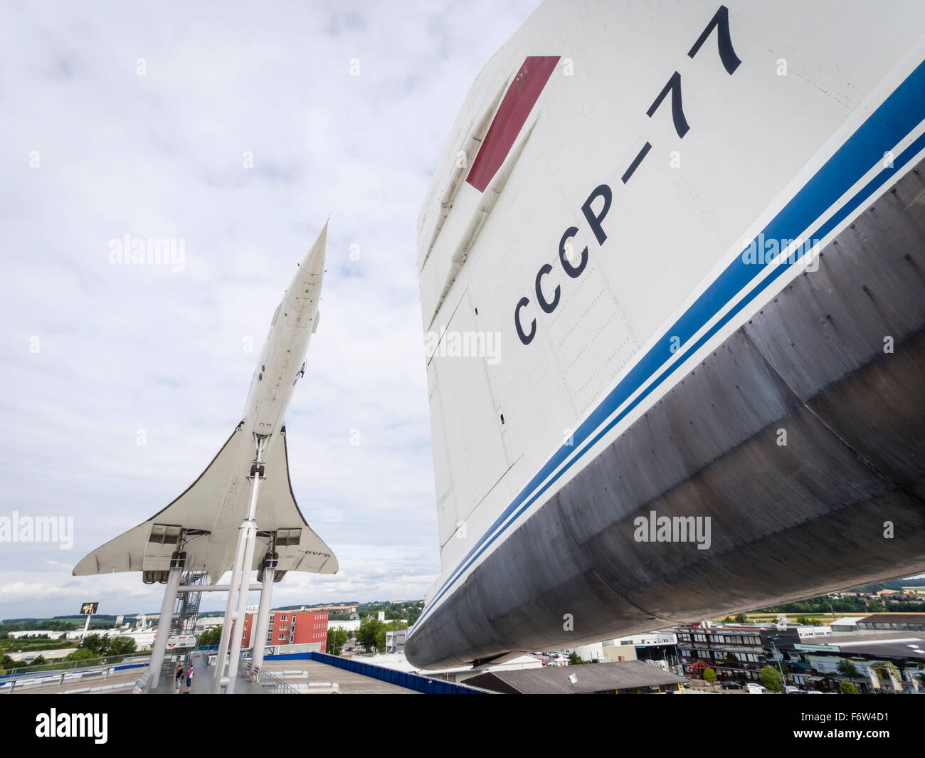 Vista da vicino al scartato il russo Tupolev Tu-144 supersonico di aerei per il trasporto di passeggeri su un omologo europeo Concorde. Foto Stock