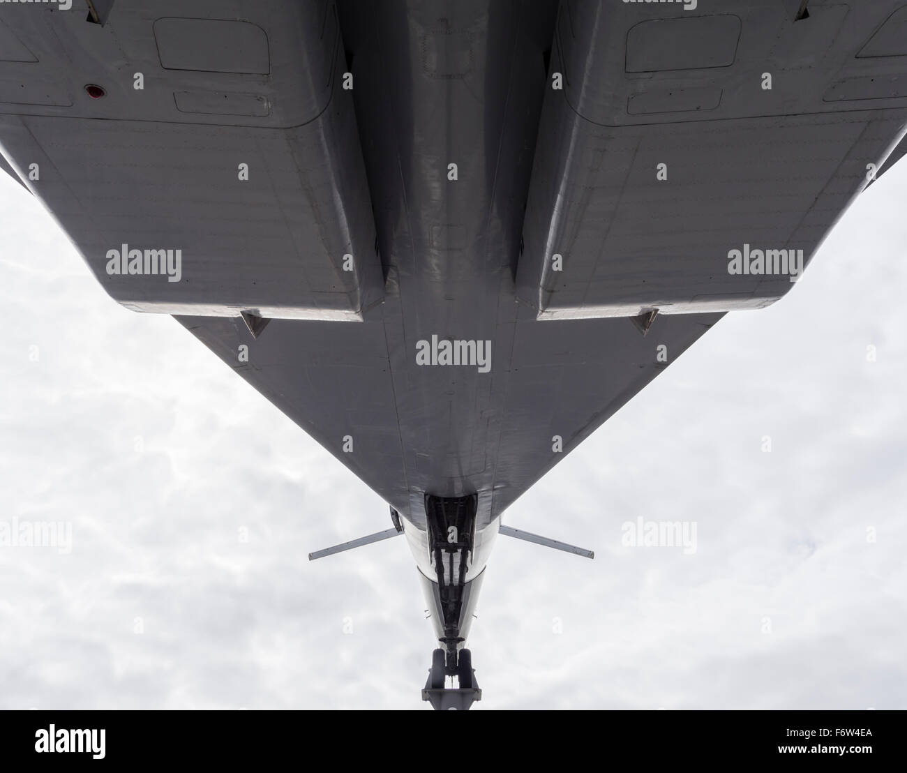 Vista verso il velivolo del naso da sotto un scartato il russo Tupolev Tu-144 supersonico di aerei per il trasporto di passeggeri. Foto Stock