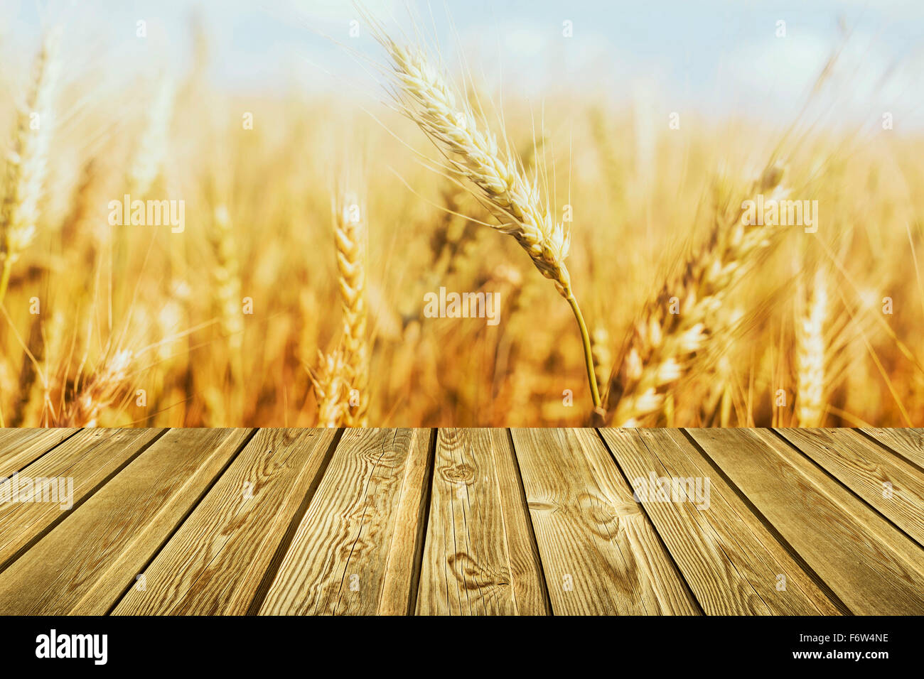 Fattoria di grano e tavolo in legno Foto Stock