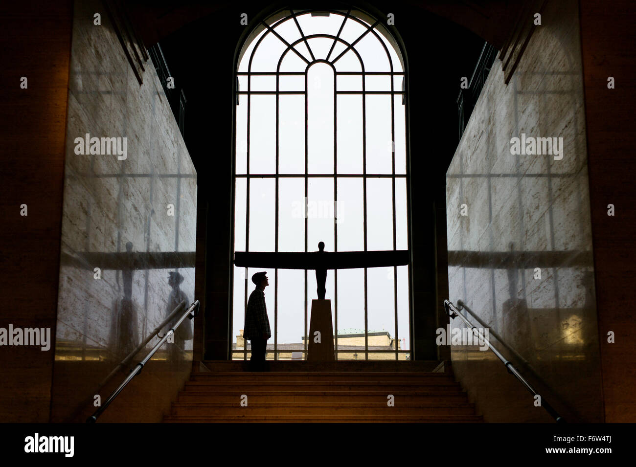 Fitzwilliam Museum & Art Gallery, Cambridge, Inghilterra, Regno Unito. 19 novembre 2015 il Fitzwilliam Museum è l'arte e il museo delle antichità dell'Università di Cambridge. Un visitatore al museo fare un interessante forma e riflessione come egli osserva uno di Sir Antony Gormley 12 bozzetti in bronzo realizzate nel 1996 per la sua colossale msculpture, Angelo del Nord', situata a Gateshead, Tyne and Wear. Credito: BRIAN HARRIS/Alamy Live News fotografi figlio nella fotografia e modello rilasciato. Foto Stock