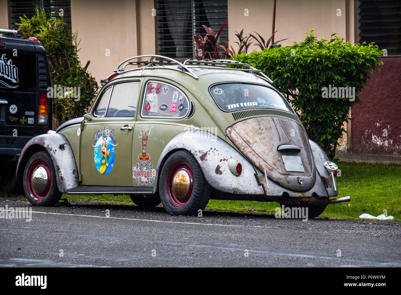 BOCAS DEL TORO, Panama - 09 Settembre 2015: vecchia auto d'epoca con molti tatuaggi dal 1976 è il parcheggio nel centro di Bocas del Toro città di Panama. Foto Stock