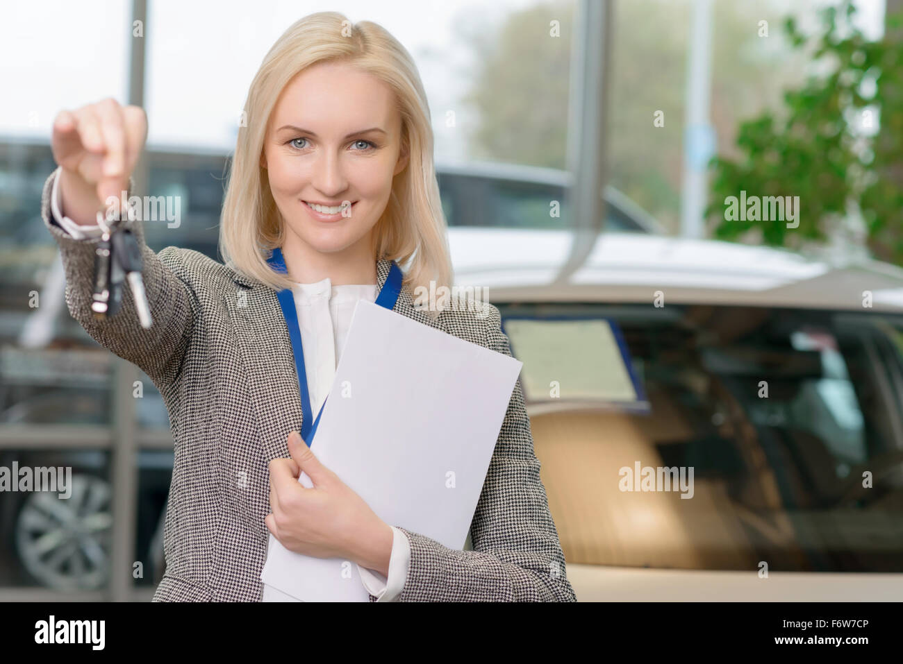 Femmina rappresentante di vendita è sostenere le chiavi della macchina. Foto Stock