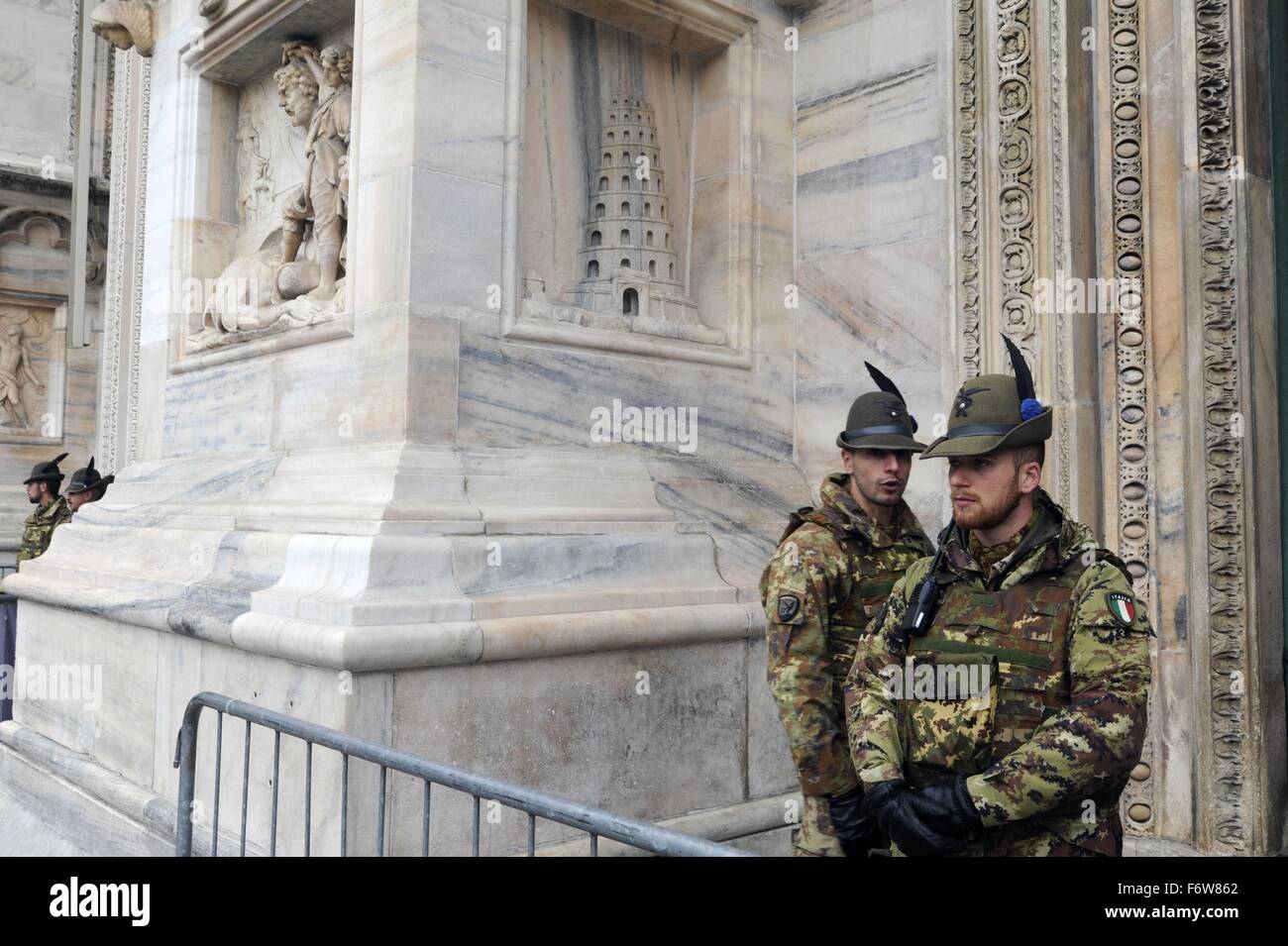 Milano, Italia. Il 19 Novembre, 2015. L'esercito di anti-terrorismo servizio di sicurezza attorno alla cattedrale Duomo Credito: Dino Fracchia/Alamy Live News Foto Stock