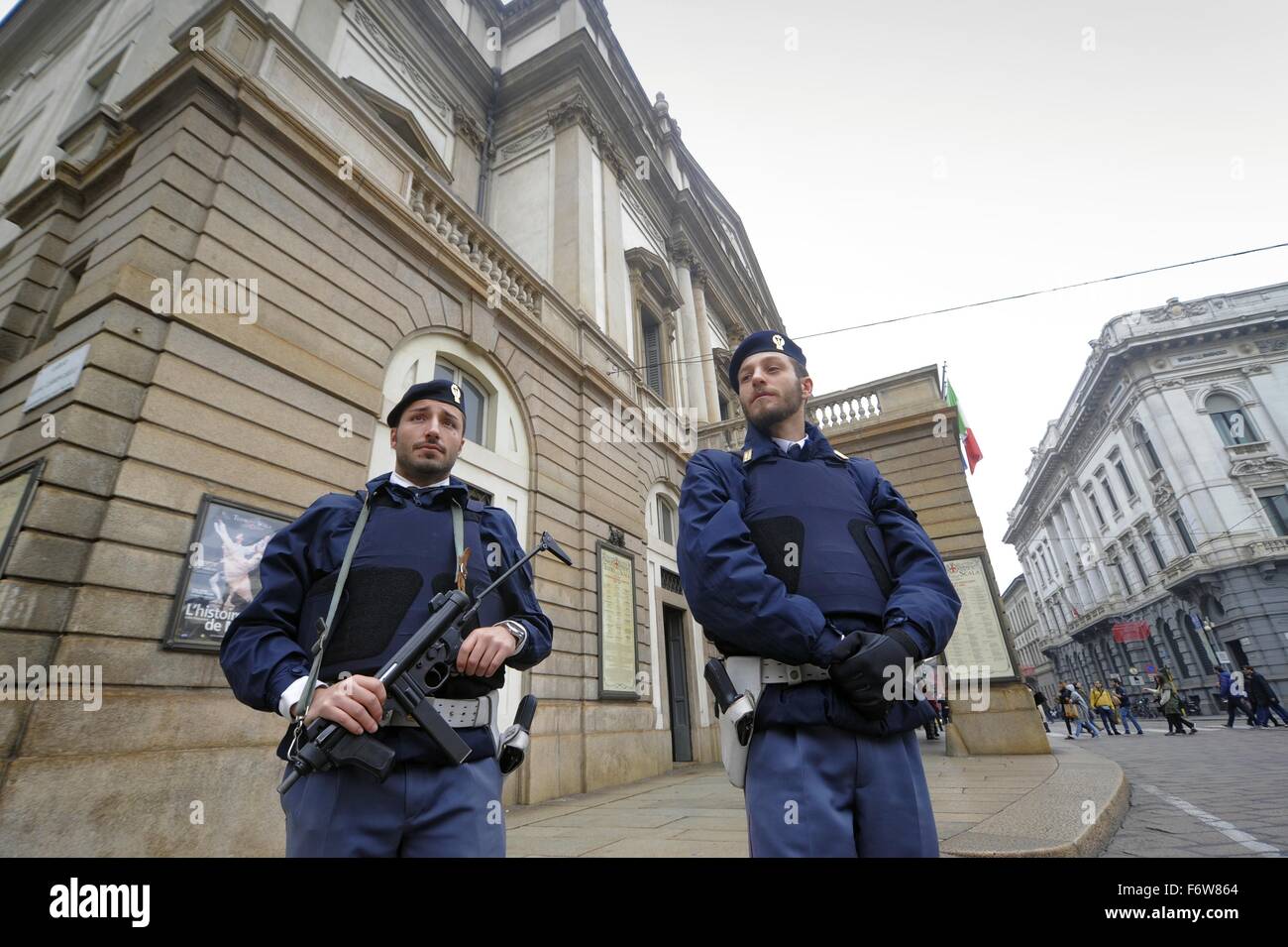 Milano, Italia. Il 19 Novembre, 2015. La polizia di anti-terrorismo servizio di protezione nella parte anteriore del Teatro alla Scala Credito: Dino Fracchia/Alamy Live News Foto Stock