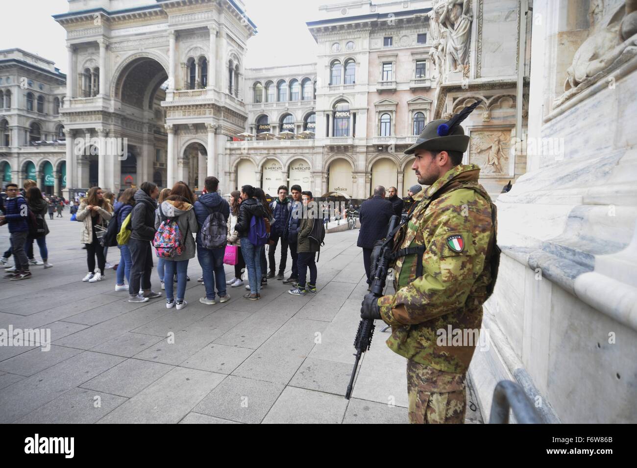 Milano, Italia. Il 19 Novembre, 2015. L'esercito di anti-terrorismo servizio di sicurezza attorno alla cattedrale Duomo Credito: Dino Fracchia/Alamy Live News Foto Stock