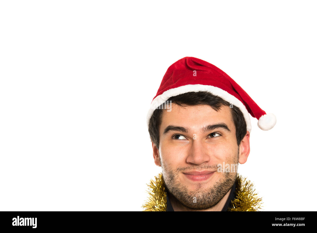 Giovane bella bruna uomo che indossa red hut sorridente, felice, su sfondo bianco con copia spazio, ricerca Foto Stock