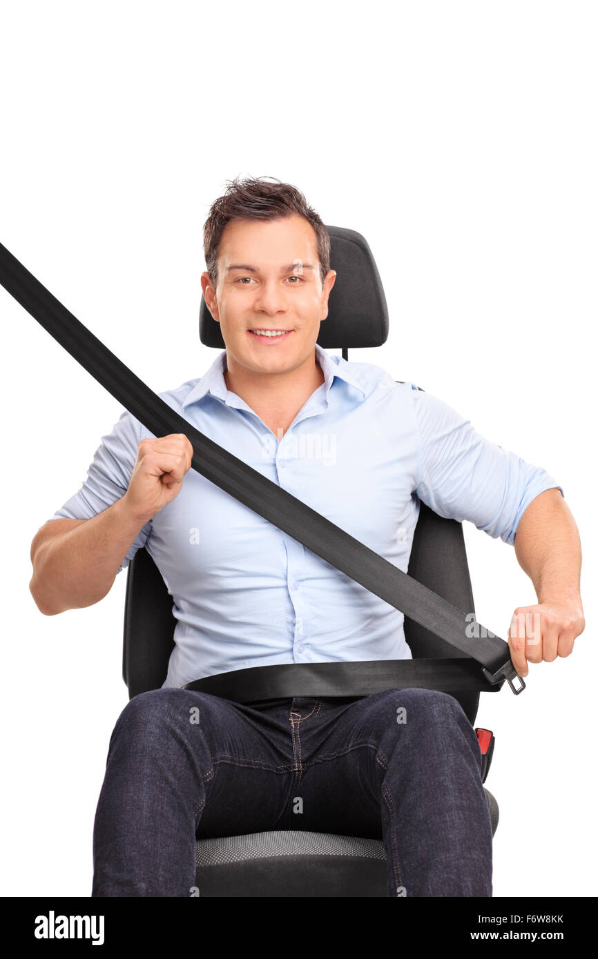 Frontale verticale colpo di un giovane uomo seduto su un seggiolino per  auto e il suo fissaggio cintura di sicurezza isolati su sfondo bianco Foto  stock - Alamy