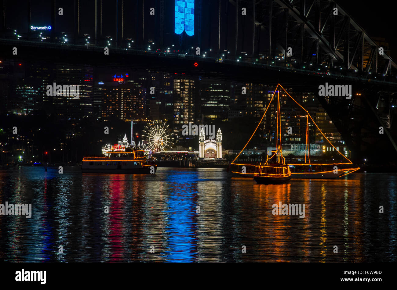 Barche illuminate sotto il Sydney Harbour Bridge la vigilia di Capodanno 2014 prima dei fuochi d'artificio in Australia Foto Stock