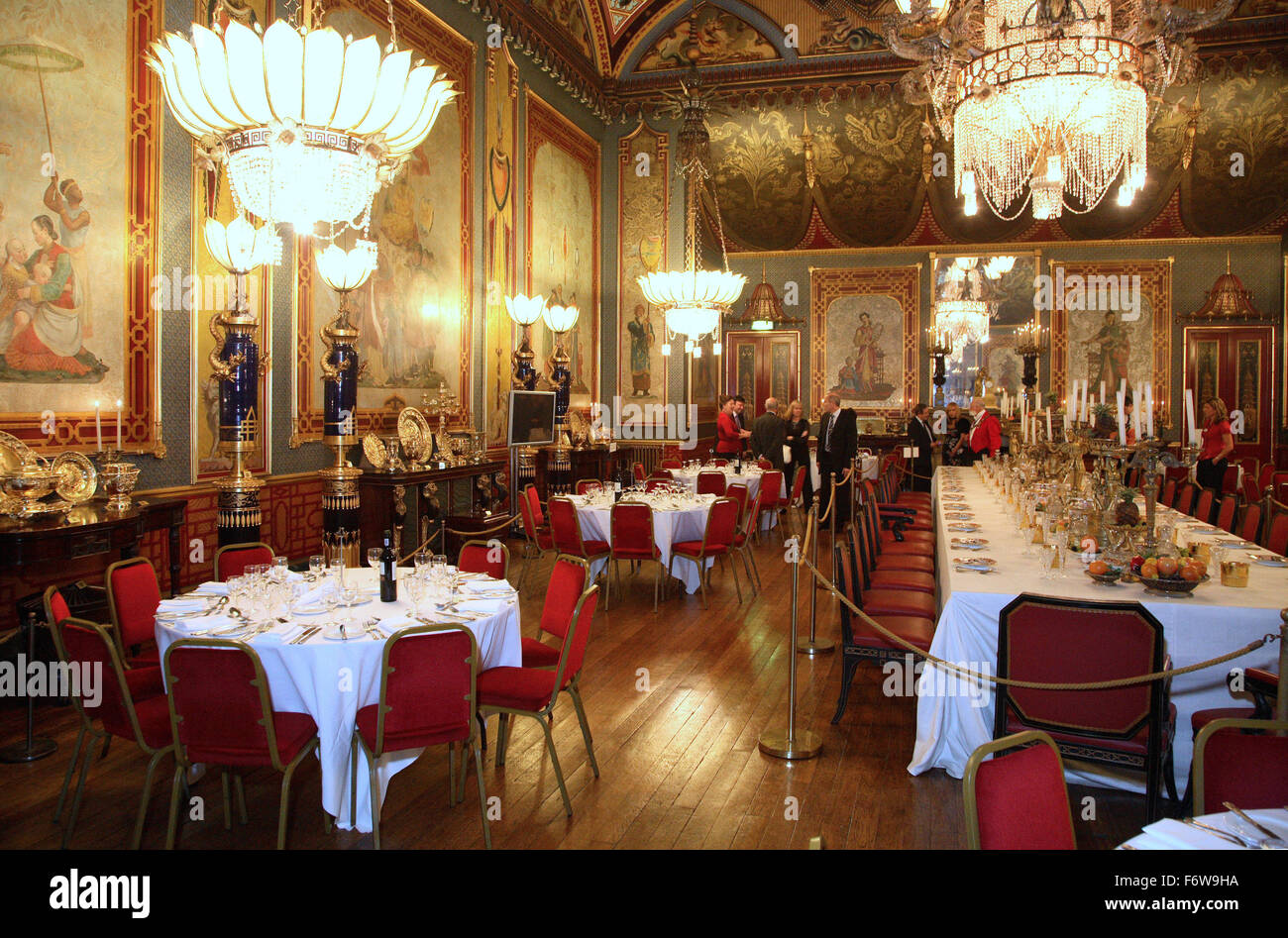 La sala da pranzo a lui Royal Pavilion edificio in Brighton, Regno Unito. Impostare per una cena aziendale evento Foto Stock