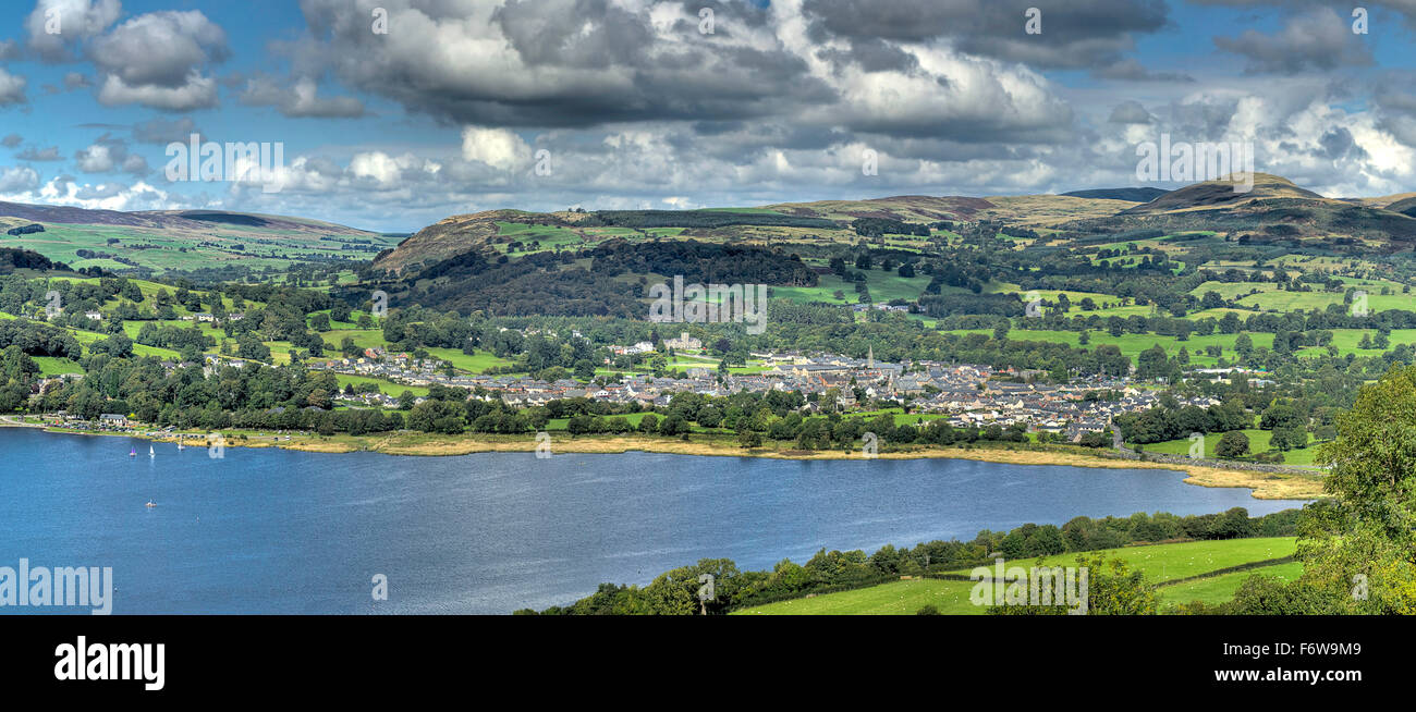 Un panorama che mostra l'estremità nord di Bala Lake e la città mercato di Bala circondato da pendii boscosi di Snowdonia. Foto Stock