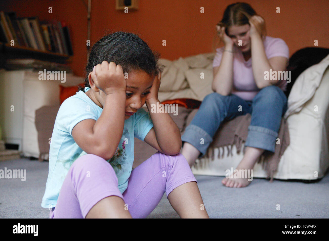 Tossicodipendente madre nella carica di bambino, Foto Stock