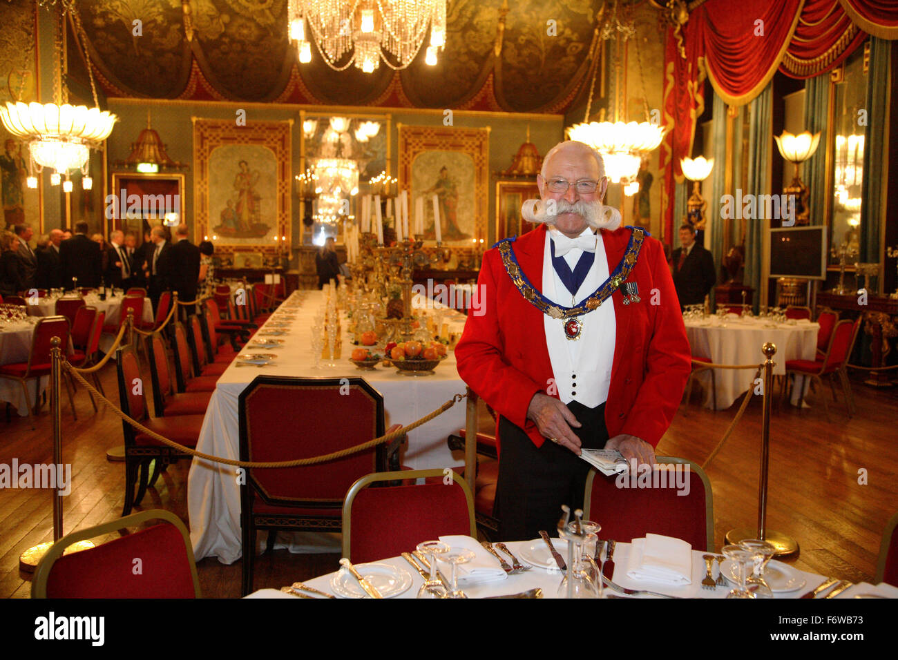 Una toastmaster con una spettacolare di baffi pone nella sala da pranzo a Brighton il Royal Pavillion, REGNO UNITO Foto Stock
