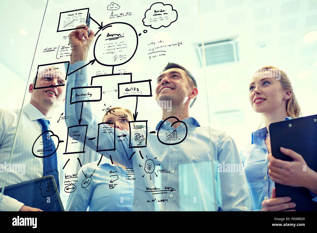 Sorridente la gente di affari con un pennarello e adesivi Foto Stock