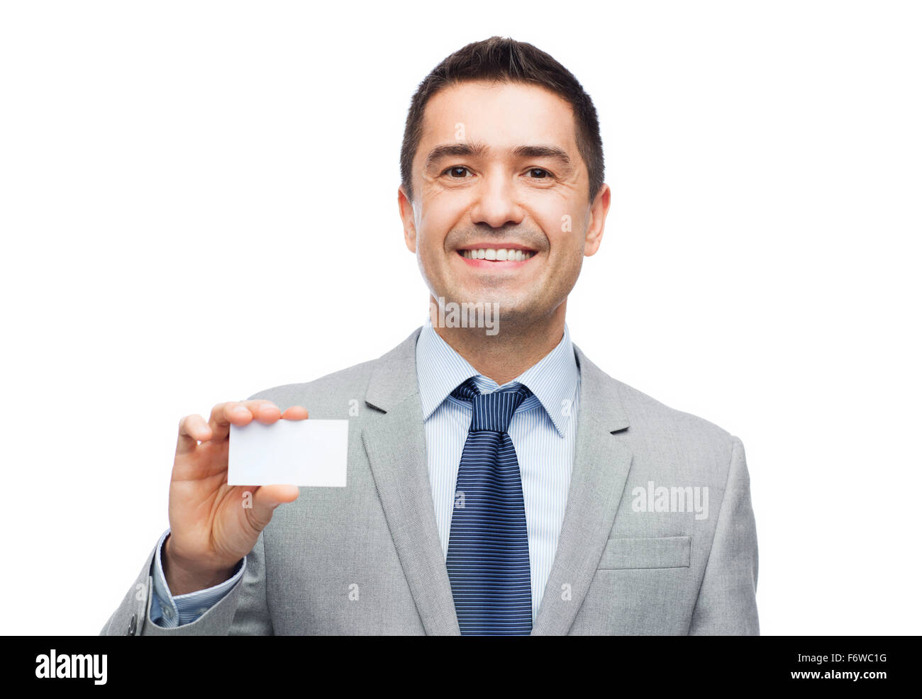 Imprenditore sorridente in tuta che mostra biglietto da visita Foto Stock