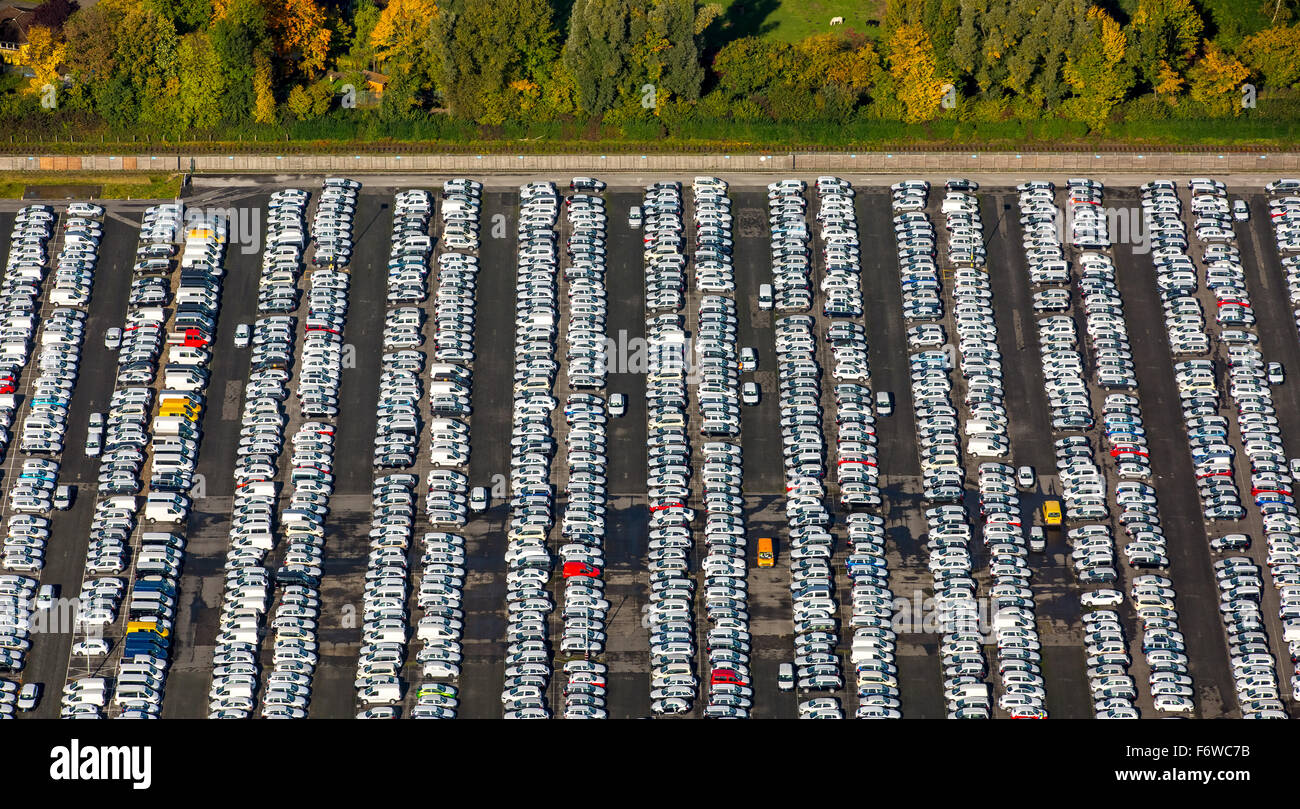Commercio auto, parcheggio auto, Helf Automobil-Logistik GmbH, nuove auto, VW, Audi, Porsche, Mercedes, Essen, la zona della Ruhr Foto Stock