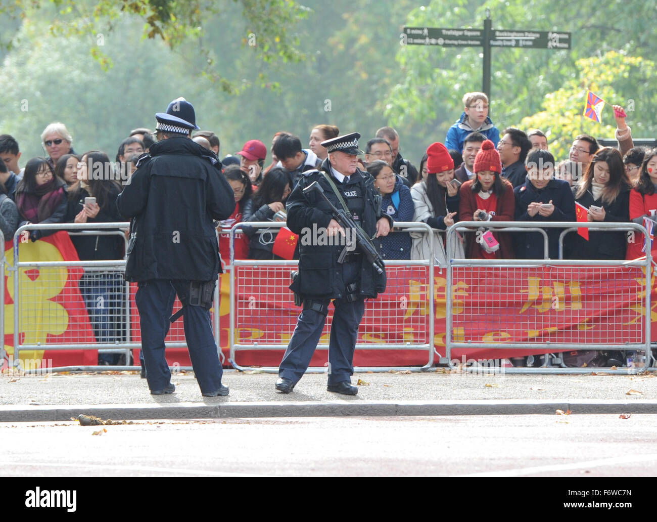 La regina Elisabetta II, Xi Jinping, Peng Liyuan e del Principe Filippo - Cerimonia di benvenuto presso la sfilata delle Guardie a Cavallo con: atmosfera dove: Londra, Regno Unito quando: 20 Ott 2015 Foto Stock