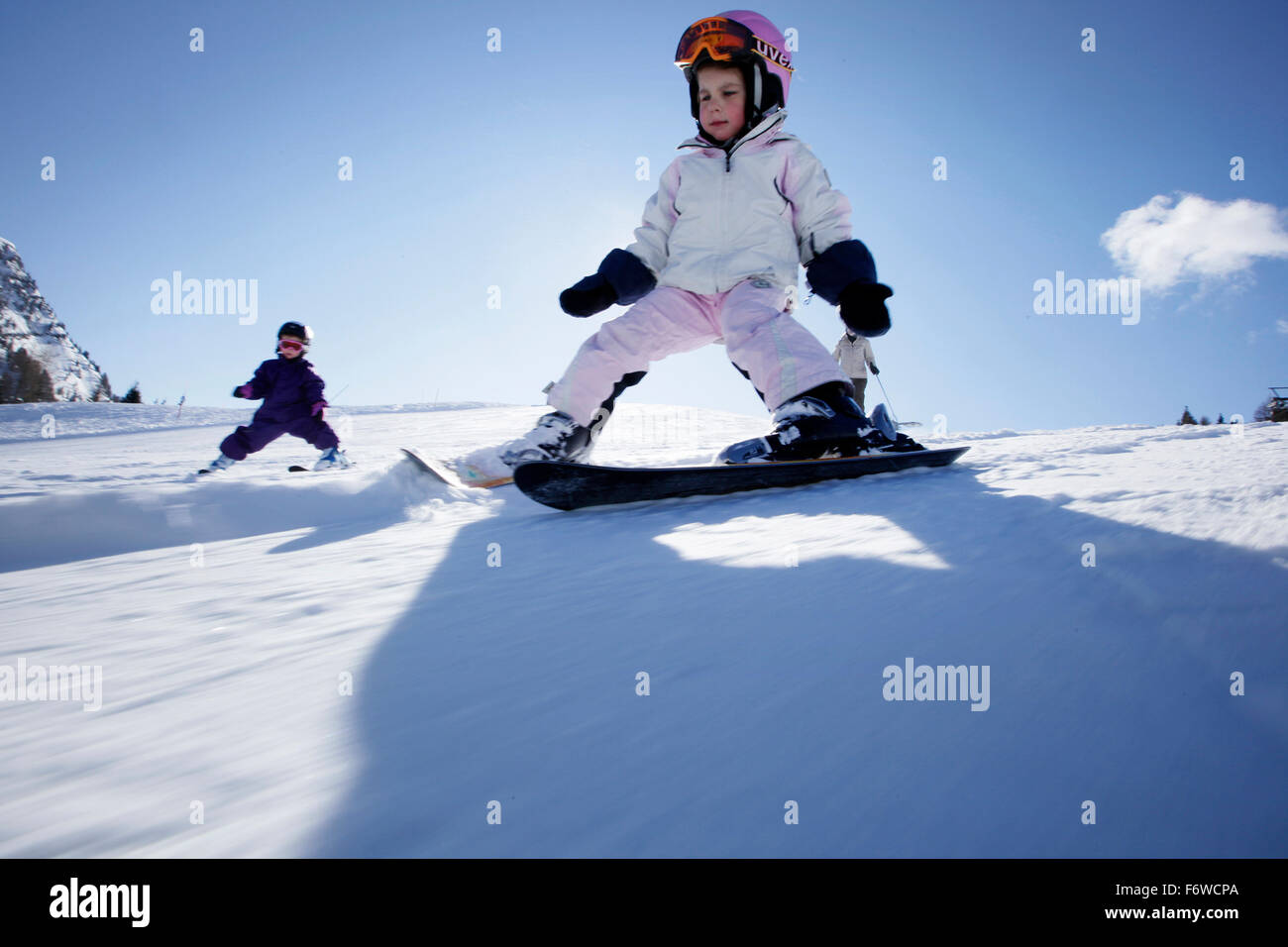Ragazza 4 anni lo sci da discesa, Hermagor, Carinzia, Austria Foto Stock