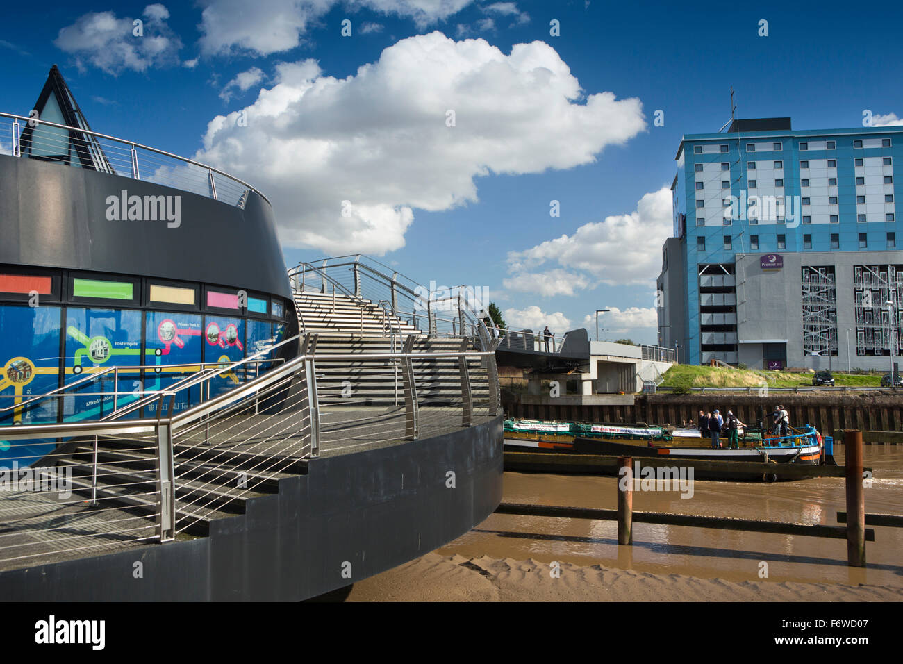 Regno Unito, Inghilterra, nello Yorkshire, Hull, vintage barca passando sotto la scala Lane inclinando ponte sul fiume Hull Foto Stock