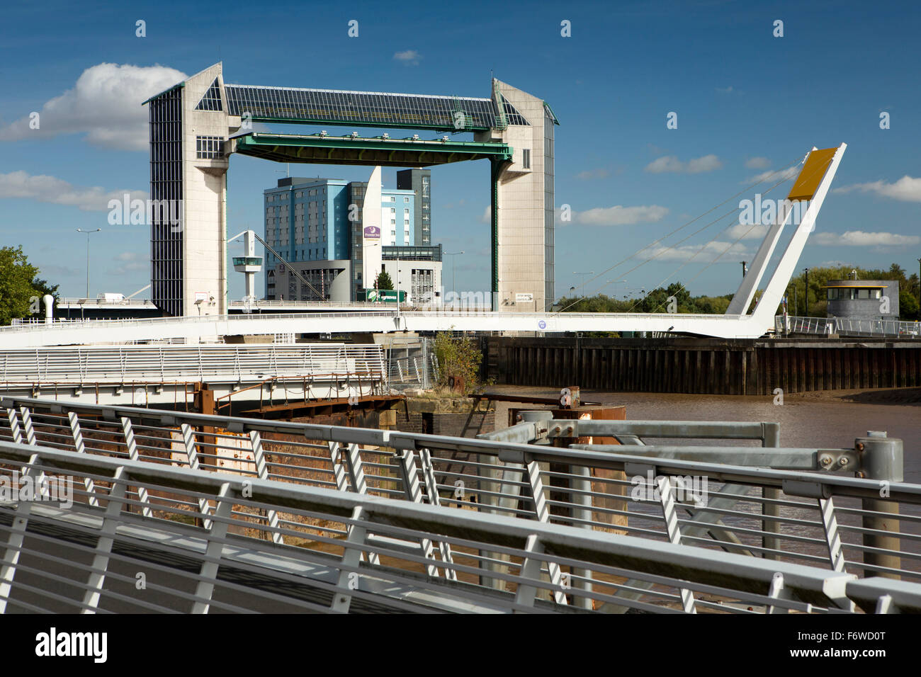Regno Unito, Inghilterra, nello Yorkshire, Hull, barriera di marea, Premier Inn e inclinando il Footbridge alla bocca del fiume Hull Foto Stock