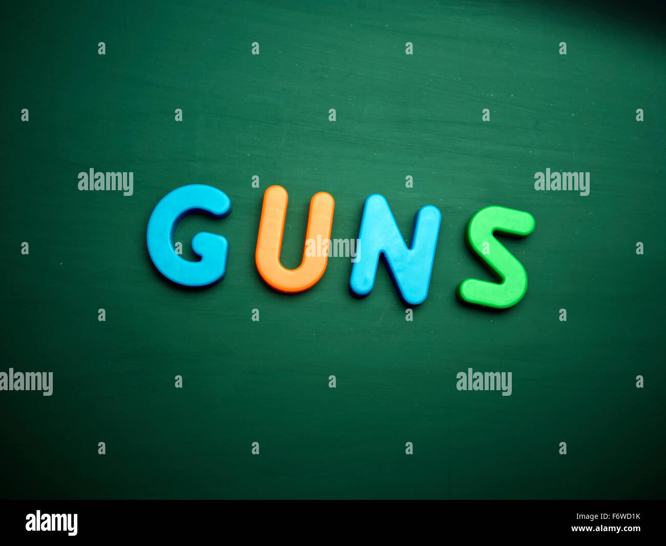 Concetto di pistole in colorate lettere isolate su lavagna vuota Foto Stock